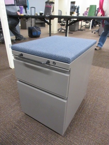 lot 283 image: HERMAN MILLER MERIDIAN MOBILE PEDESTAL FILE UNITS WITH UPHOLSTERED TOPS