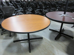 lot 315 image: STEELCASE 48 LAMINATE TOP CONFERENCECAFETERIA TABLES