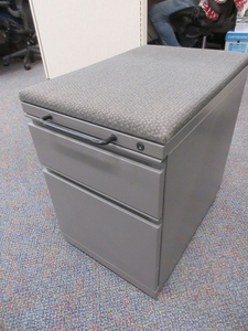 lot 353 image: HERMAN MILLER MOBILE PEDESTAL FILE UNIT WITH UPHOLSTERED TOP