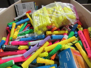 lot 362 image: BANKERS BOX OF HIGHLIGHTERS AND MARKERS