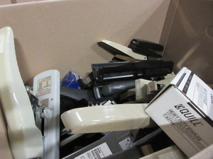 lot 363 image: BANKERS BOX OF STAPLERS, STAPLERS, HOLE PUNCHES