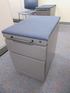 lot 352 image: HERMAN MILLER MOBILE PEDESTAL FILE UNIT WITH UPHOLSTERED TOP