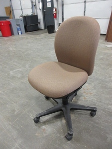 lot 514 image: HERMAN MILLER ADJUSTABLE, UPHOLSTERED OFFICE CHAIRS