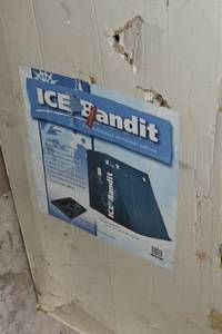 lot 6 image: Ice Bandit fish house