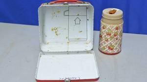 lot 25 image: tin strawberry shortcake lunch box