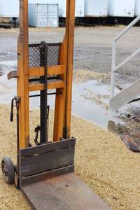 Big Joe 100 LBS Manual Lift