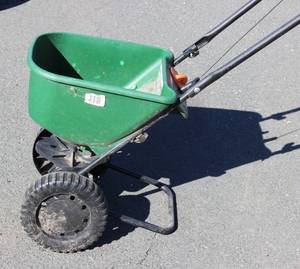 Scotts Basic Push Spreader