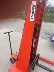 lot 2 image: 2000 Presto 12 volt Forklift