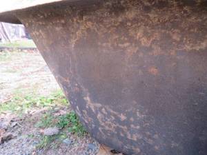 lot 7 image: VINTAGE CAST IRON CLAW FOOT BATHTUB