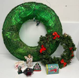 Group Of Christmas Items Including 36 Light Up Wreath