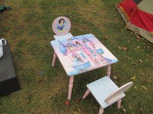 Disney Princesses table and 2 chair...