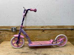 lot 119 image: PRINCESS GLITTER Kids Scooter