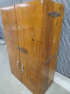 lot 4 image: SOLID WOOD HINGED LOCKING CABINENT