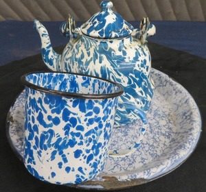 lot 25 image: VINTAGE ENAMELWARE SPLATTERWARE