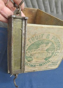 lot 46 image: SNOBOY WOODEN FRUIT BOX.  HAND HELD SCALE