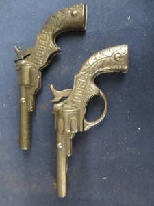 lot 48 image: 2 STEVENS TOY CAST IRON  CAP GUNS