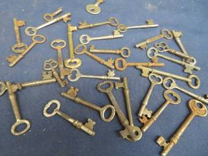 lot 52 image: LOT OF 30 SKELETON KEYS