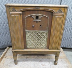 lot 54 image: VINTAGE RADIOLA CABINENT