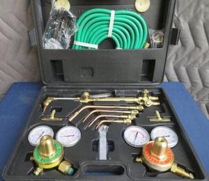 lot 76 image: NEW WELDING AND CUTTING TORCH SET