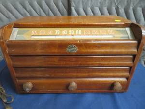 lot 78 image: VINTAGE MINERVA WOOD BOX RADIO