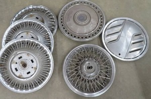lot 83 image: VINTAGE HUB Caps