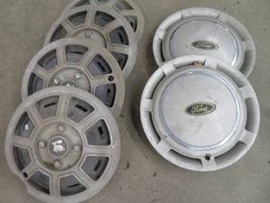 lot 85 image: VINTAGE HUBCAPS
