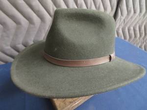 lot 90 image: BEAUTIFUL DARK BROWN HAT DPC