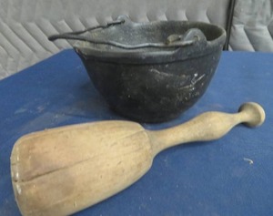 lot 113 image: SMALL CAST IRON POT  WOOD PESTLE