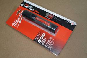 NEW Milwaukee Red Lithium USB3.0 800 Lumens Compact Flashlight