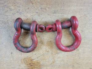 lot 746 image: (2) CROSLEY 8.5 Ton Screw Pin Shackles, 1-18 Pin