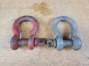 lot 747 image: (2) 8.5 Ton Screw Pin Shackles, 1-18 Pin - Crosley and Unmarked