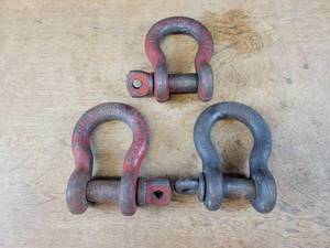 lot 748 image: (3) 6.5 Ton Screw Pin Shackles, 1 Pins, (2) Crosley and (1) Unmarked