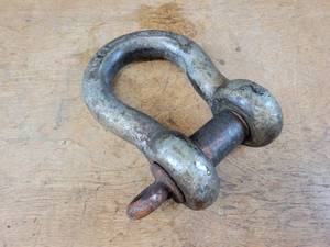 lot 752 image: COLUMBUS MCKINNON 20T Screw Pin Shackle, 1-58 Pin