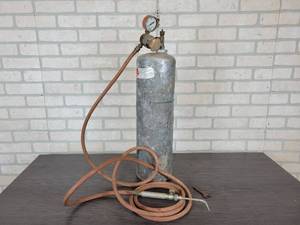 lot 915 image: Acetylene Tank w Smith NE180 Torch and Gauge - Approx. 200 PSI in the Tank - NO SHIPPING