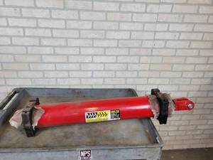 lot 919 image: NEW NorTrac 3000 PSI 5 Bore x 30 Stroke Hydraulic Cylinder - NO SHIPPING