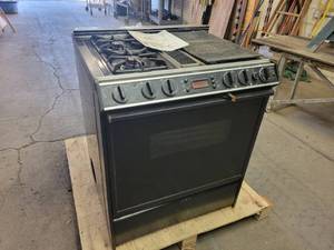 lot 1020 image: Whirlpool 30 Downdraft Gas Range - NO SHIPPING