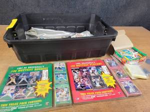lot 1159 image: Large Lot of Baseball Cards