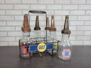 lot 1041 image: Vintage GULF Oil Bottle Caddy with (6) Oil Bottles & Toppers
