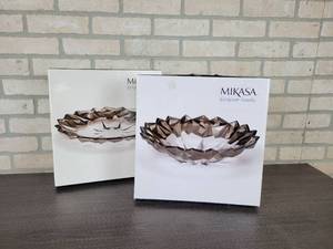 lot 1193 image: Pair of Mikasa Greyson Smoke Serving Pieces - 13 dia. Centerpiece Bowl and 13-14 dia. Serving Platter