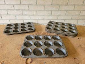 lot 1146 image: (7) Vintage EKCO 043 12-Cup  Muffin Pans - From Veiths Bakery in St. Peter, MN - 13.75 x 10.5 x 1.25 - NO SHIPPING