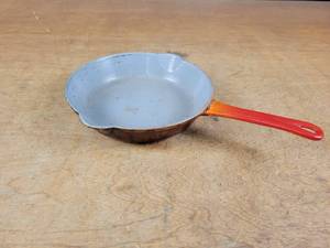 lot 1148 image: Vintage Descoware Belgium Cherry Flame Enameled Cast Iron Pan - 8 Diameter