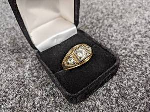 lot 1008 image: Mens 18K HGE Gold Ring