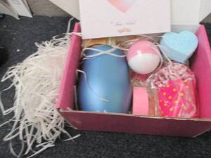lot 310 image: Ladies Gift Box...