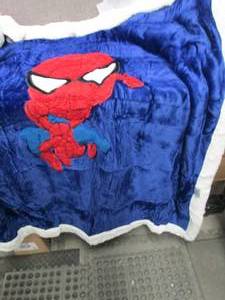 lot 322 image: Marvel Spiderman Sherpa Throw 50x60...