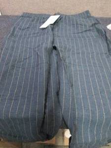 lot 356 image: Ladies XL Loose Elastic Waist Capri...