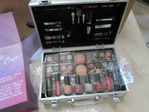 lot 413 image: My Cosmetic Beauty Case...