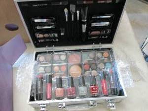 lot 418 image: My Cosmetic Beauty Case...