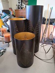lot 404 image: Lot of (3) Decorative Lanterns