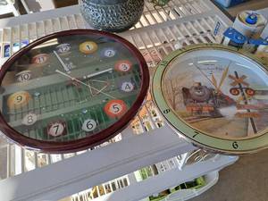 lot 415 image: Lot of (2) Battery Wall Clocks