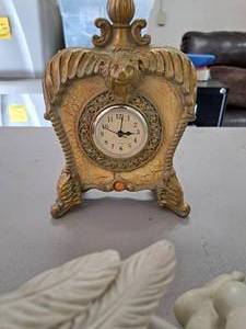 lot 410 image: Decorative Gold Quartz Table Clock